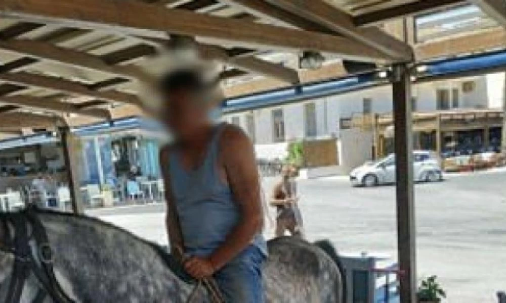 Χανιά: Στο άλογο καβάλα πήγε να παραγγείλει καφέ!